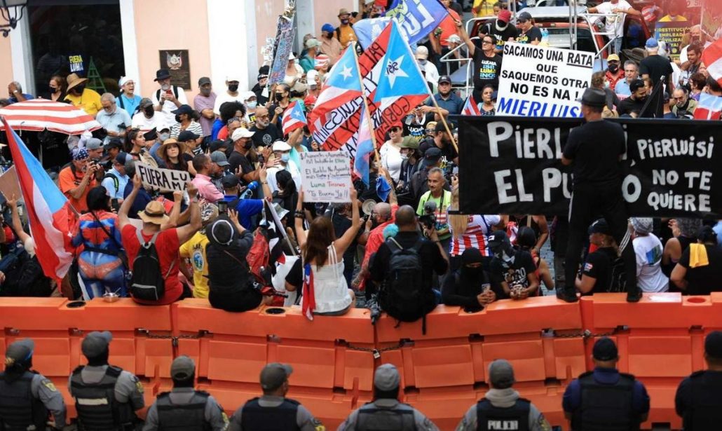 Cientos de personas protestan contra la empresa eléctrica de Puerto Rico