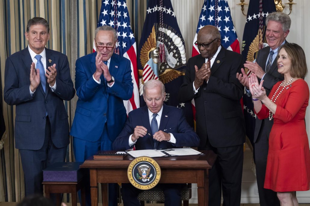Biden firma ley para reducir la inflacion en EEUU
