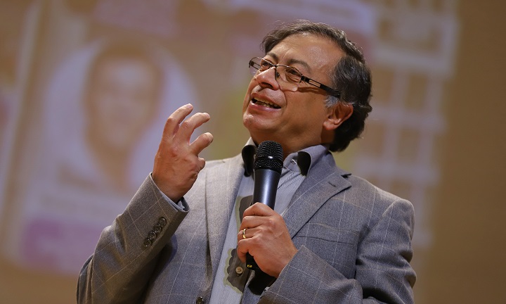 Petro plantea la eliminación de permisos de porte de armas en Colombia