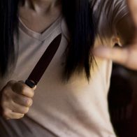 Mujer le corta la garganta a sus hijos de 4 y 2 años