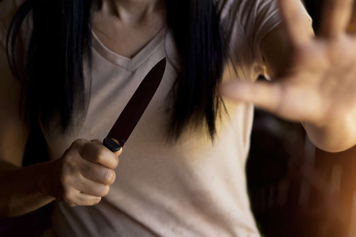 Mujer le corta la garganta a sus hijos de 4 y 2 años