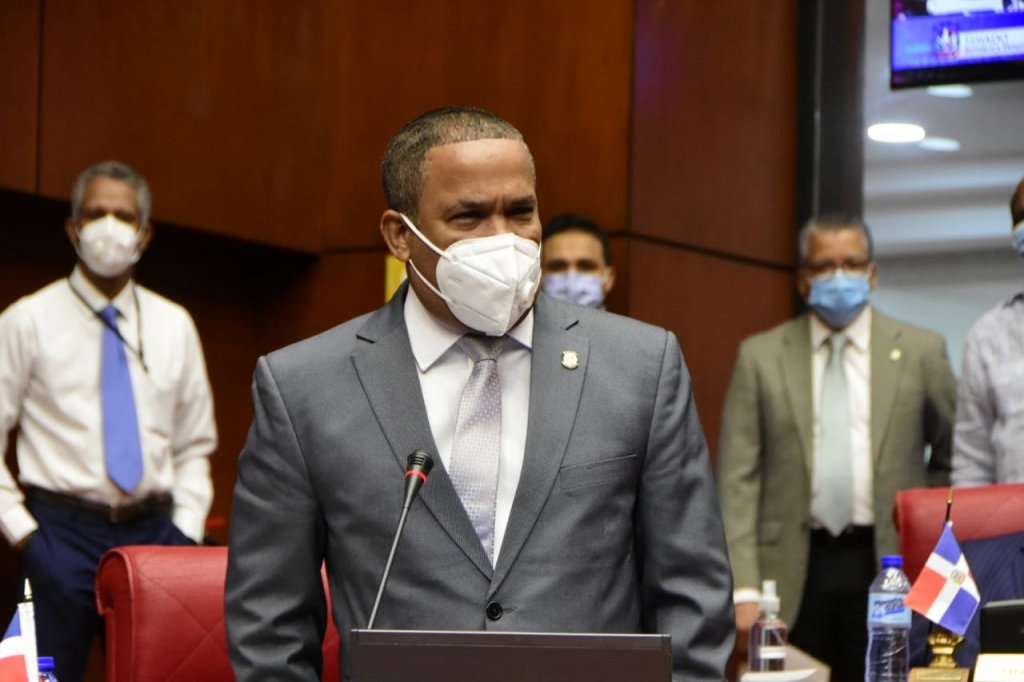 Senador Héctor Acosta busca que se declare “Día Nacional de la Oración” cada primero de enero