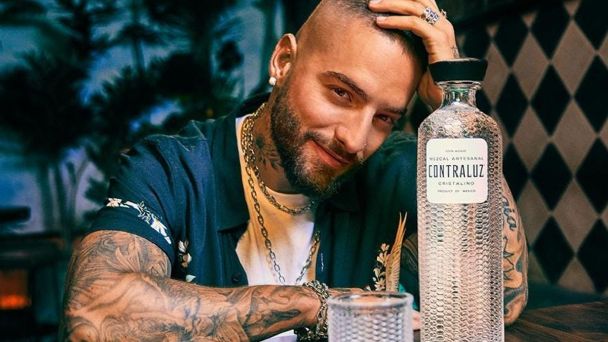 Maluma presume su nueva marca de mezcal en México