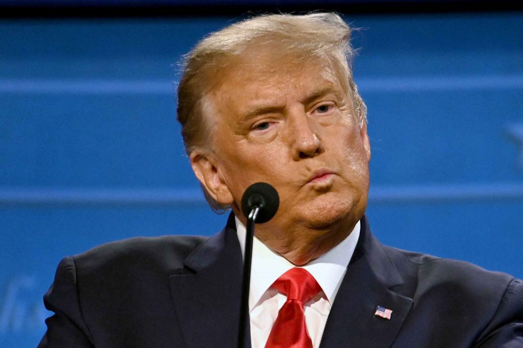 Afirman Trump acumuló más de 300 documentos clasificados en su residencia