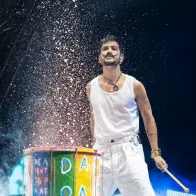 Camilo ofrece a su “tribu” en Cap Roig un show alegre y emotivo