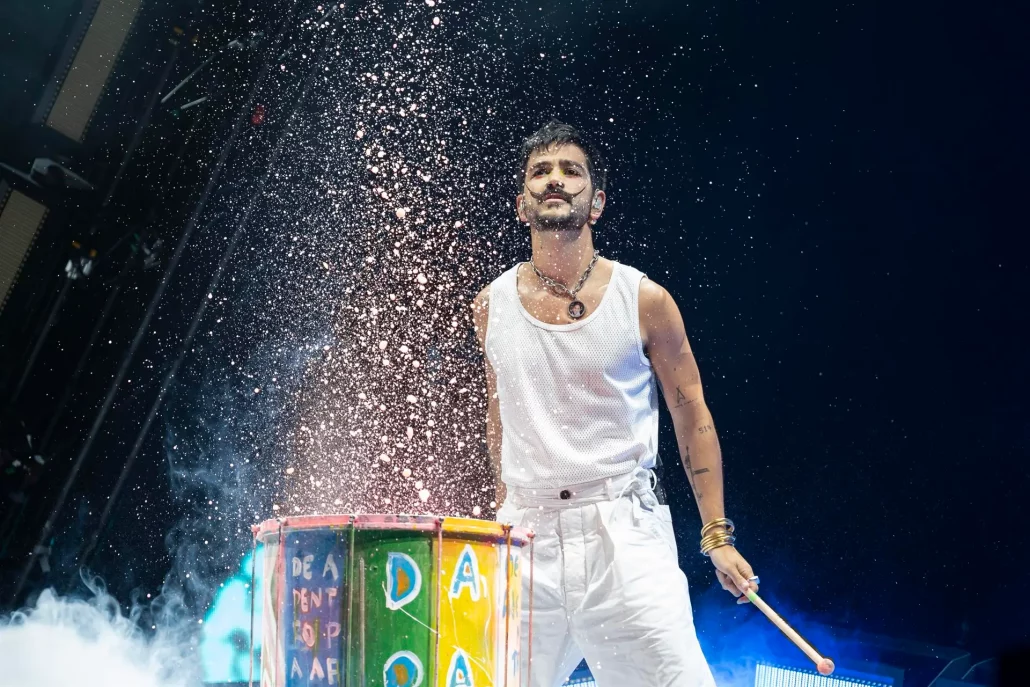 Camilo ofrece a su “tribu” en Cap Roig un show alegre y emotivo