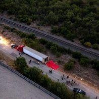 Hallan 121 migrantes abandonados en camión en el norte de México