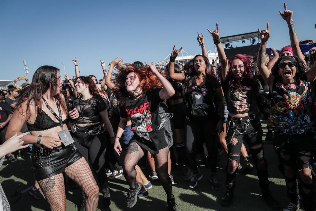 Metaleros se apoderan de "Rock in Río" en primer día del evento