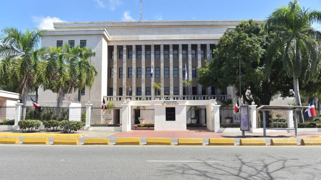 Educación realizará nueva licitación para adquirir 35,000 butacas