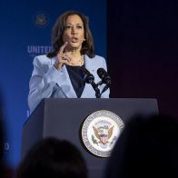 Kamala Harris se niega a comentar la llegada de migrantes a su residencia