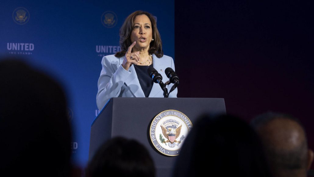 Kamala Harris se niega a comentar la llegada de migrantes a su residencia