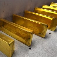 Arrestan en India hombre que llevó más de un kilogramo de oro en su estómago