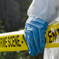 Hallan dos adultos y tres niños muertos por disparos en un domicilio en EEUU