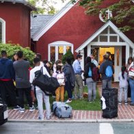 Demandan gobernador de Florida tras enviar migrantes a Martha's Vineyard