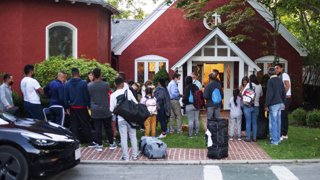 Demandan gobernador de Florida tras enviar migrantes a Martha's Vineyard