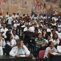 Medicina es una de las cinco carreras universitarias más demandadas que son las de menor crecimiento salarial