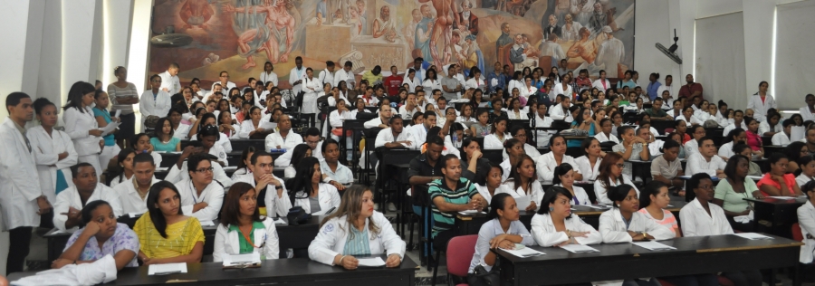 Medicina es una de las cinco carreras universitarias más demandadas que son las de menor crecimiento salarial