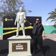 Daddy Yankee recibe estatua de tamaño real como homenaje en Chile
