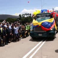 Un camión cruza el Puente Simón Bolivar durante un acto de reapertura de la frontera entre Colombia y Venezuela, hoy, en San Antonio del Táchira (Venezuela). EFE/Rayner Peña R