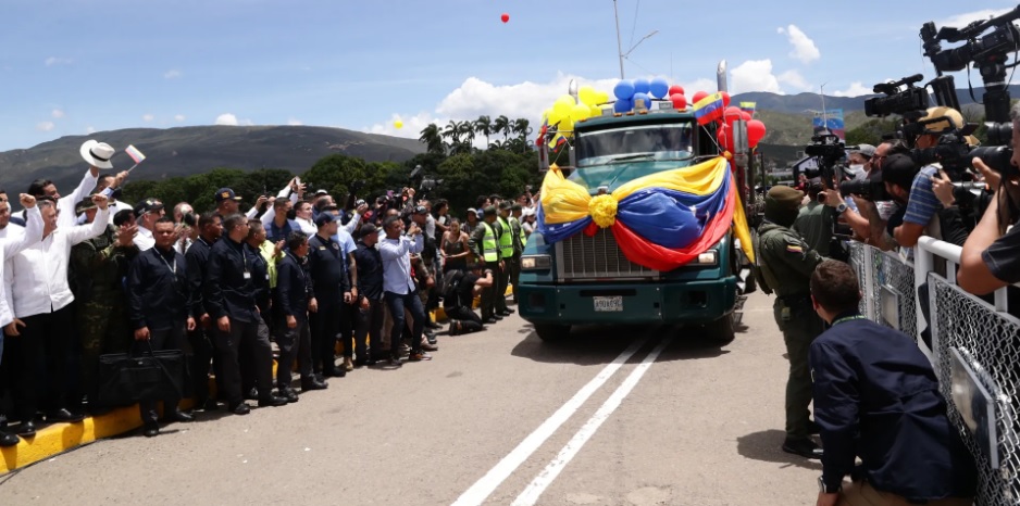 Un camión cruza el Puente Simón Bolivar durante un acto de reapertura de la frontera entre Colombia y Venezuela, hoy, en San Antonio del Táchira (Venezuela). EFE/Rayner Peña R