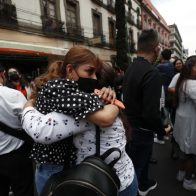Personas se abrazan y salen a las calles en medio del susto que causó el terremoto de 7,7 en México