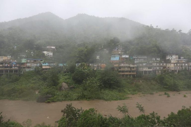 Muere un hombre arrastrado por un río en Puerto Rico tras el huracán Fiona