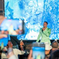 Romeo Santos llega al país; ¿participará en el concierto de Rosalía?