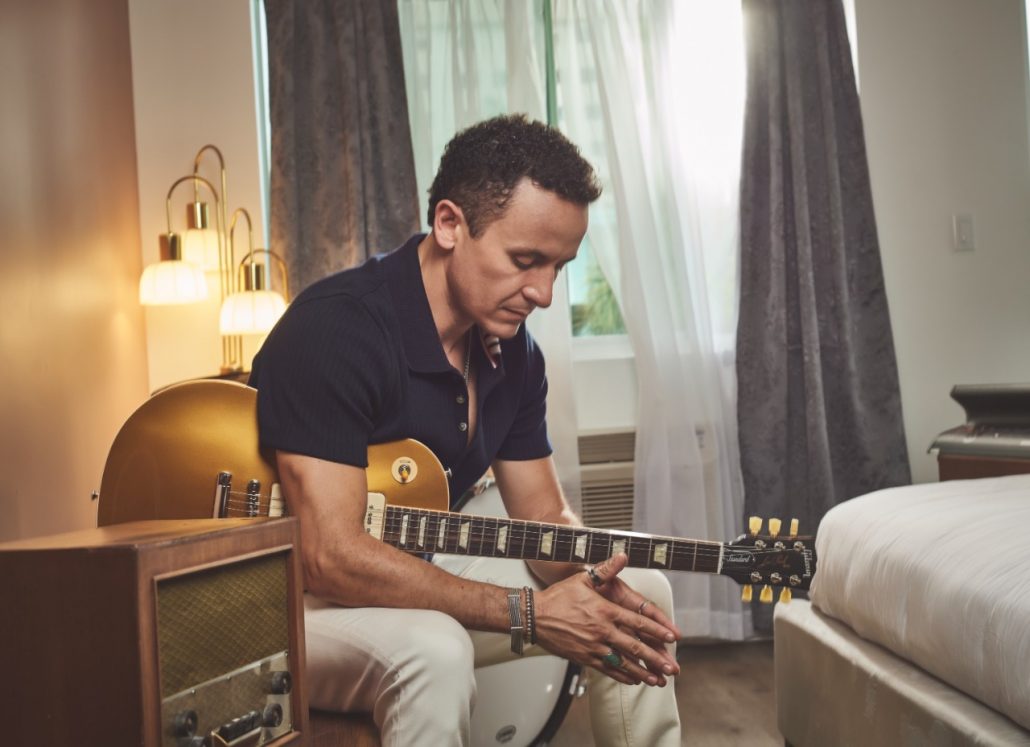 Fonseca, un “viajante” que trae una maleta de canciones a Santo Domingo