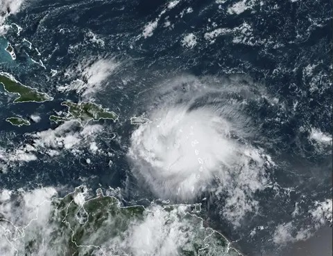 Fiona se convierte en huracán cerca de las costas de Puerto Rico