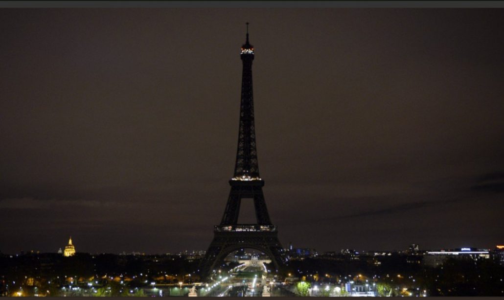 La icónica Torre Eiffel apagará sus luces en homenaje a la reina Isabel II