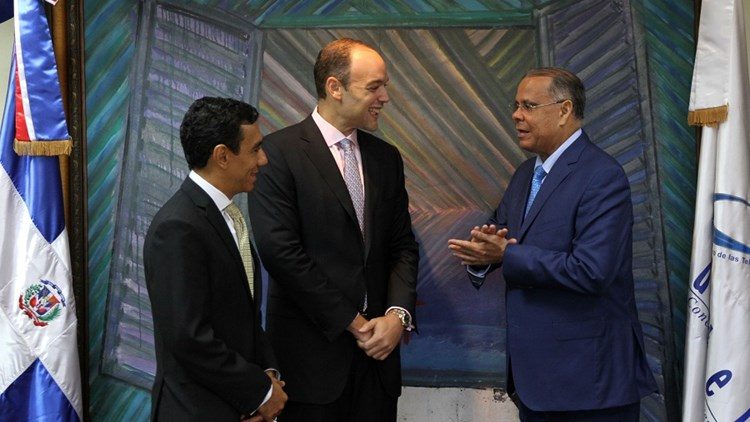 El expresidente de Indotel José Del Castillo Saviñón (centro), el presidente del Grupo Telemicro, Juan Ramón Gómez Díaz, y el vicepresidente de Trilogy Dominicana (Viva), Luis Bodega Belliard.