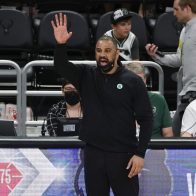 Celtics suspenden un año a técnico Ime Udoka por "violar reglas internas"