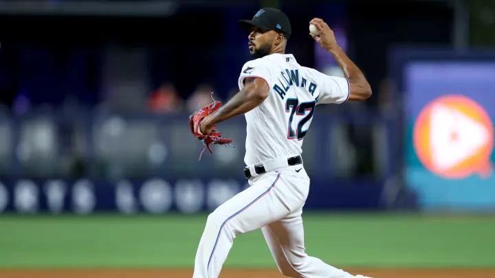 El lanzador Sandy Alcántara es el ganador del Premio Juan Marichal