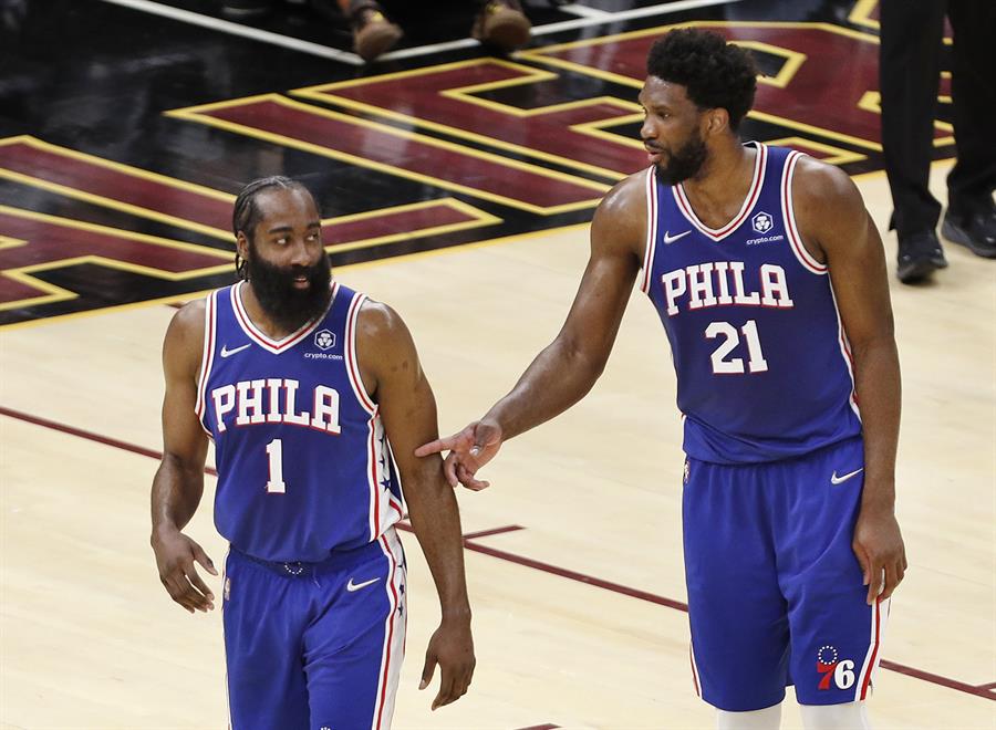 Embiid alivia a los 76ers
