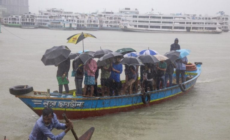 Bangladesh evacúa miles de personas ante la llegada del ciclón Sitrang