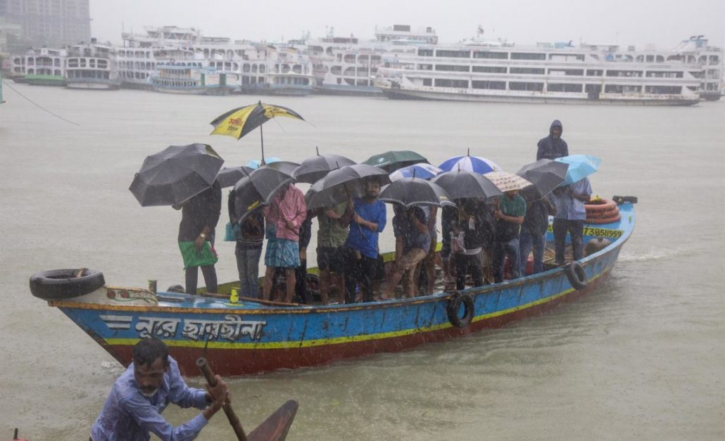 Bangladesh evacúa miles de personas ante la llegada del ciclón Sitrang
