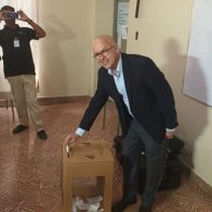 Francisco Domínguez Brito mientras ejercía su derecho al voto en la Consulta Ciudadana del PLD