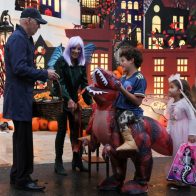 Biden y Jill dan dulces en la casa blanca por Halloween