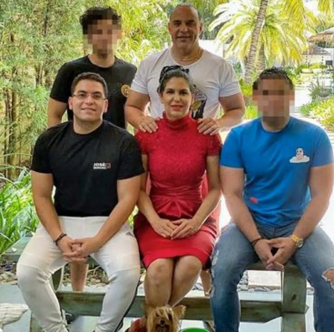 Retiran grillete electrónico a Micky López y a dos de sus hijos