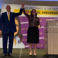 Luis de León levanta la mano de Margarita Cedeño en señal de que obtendrá la victoria.