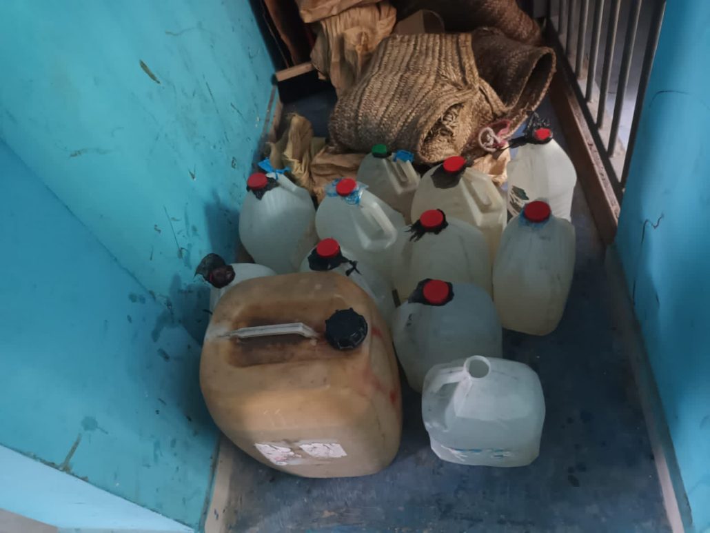 Desmantelan fábrica de bebidas alcohólicas adulteradas en Bahoruco