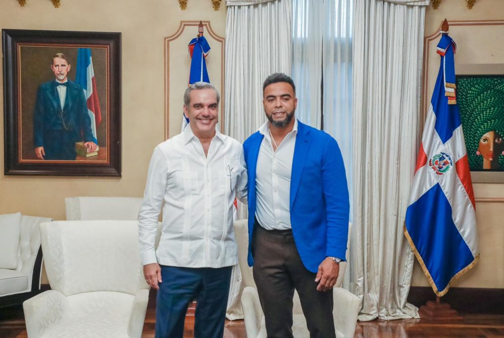 Presidente Abinader recibe en el Palacio Nacional al pelotero Nelson Cruz