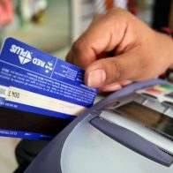Arrestan dos personas por consumo no autorizado con tarjetas robadas