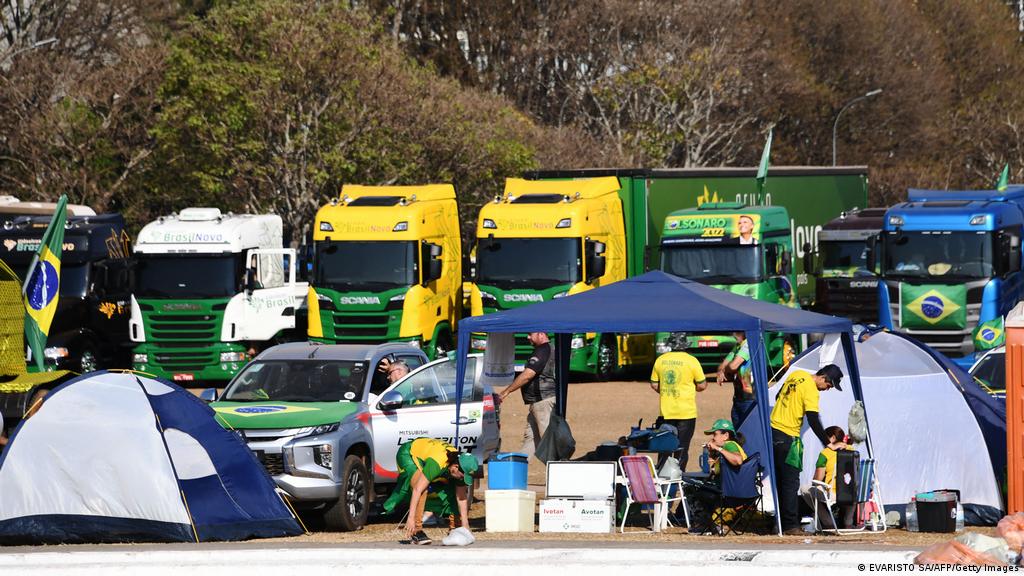 Camioneros levantan bloqueos en Brasil