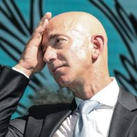 Ama de llaves demanda a Jeff Bezos por racismo y condiciones laborales insalubres