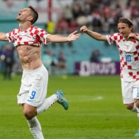 Croacia golea 4-1 a Canadá y la elimina del Mundial de Qatar La selección de Croacia ha derrotado por 4-1 a Canadá en su segundo partido del grupo F, disputado este domingo en el estadio internacional Jalifa en la ciudad de Rayán. No hubo milagros para 'les rouges' y quedan eliminados del Mundial de Qatar 2022. El canadiense Alphonso Davies, del Bayern de Múnich, abrió el marcador a los dos minutos de iniciado el partido, convirtiendo el primer gol para Canadá en un Mundial. El arrollador arranque de 'les rouges' marcó el ritmo del juego, pero los croatas le tomaron el pulso y dominaron la segunda mitad del primer tiempo. Andrej Kramaric anotó el primer gol para su selección en el minuto 36, seguido de otro tanto de Marko Livaja en el 44. En el segundo tiempo, Kramaric definió el doblete con otro disparo a la portería rival en el minuto 70. Además de los dos goles anotados, el delantero croata también contó con un gol anulado a mediados del primer tiempo. Marcó con un disparo cruzado, pero su compañero Livaja estaba fuera de juego. Por último, ya en el tiempo de descuento, Lovro Majer cerró la victoria croata en el minuto 94 gracias a un acertado pase de Orsic, quien aprovechó un grave error del defensa canadiense Kamal Miller.