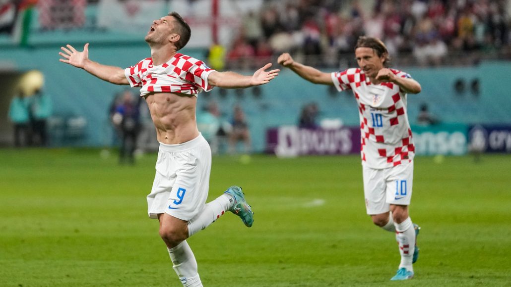 Croacia golea 4-1 a Canadá y la elimina del Mundial de Qatar La selección de Croacia ha derrotado por 4-1 a Canadá en su segundo partido del grupo F, disputado este domingo en el estadio internacional Jalifa en la ciudad de Rayán. No hubo milagros para 'les rouges' y quedan eliminados del Mundial de Qatar 2022. El canadiense Alphonso Davies, del Bayern de Múnich, abrió el marcador a los dos minutos de iniciado el partido, convirtiendo el primer gol para Canadá en un Mundial. El arrollador arranque de 'les rouges' marcó el ritmo del juego, pero los croatas le tomaron el pulso y dominaron la segunda mitad del primer tiempo. Andrej Kramaric anotó el primer gol para su selección en el minuto 36, seguido de otro tanto de Marko Livaja en el 44. En el segundo tiempo, Kramaric definió el doblete con otro disparo a la portería rival en el minuto 70. Además de los dos goles anotados, el delantero croata también contó con un gol anulado a mediados del primer tiempo. Marcó con un disparo cruzado, pero su compañero Livaja estaba fuera de juego. Por último, ya en el tiempo de descuento, Lovro Majer cerró la victoria croata en el minuto 94 gracias a un acertado pase de Orsic, quien aprovechó un grave error del defensa canadiense Kamal Miller.
