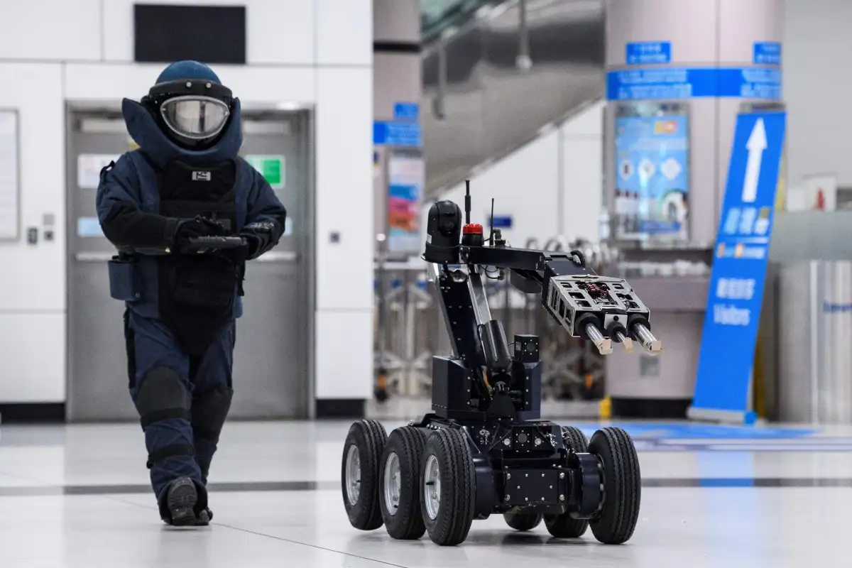 El Departamento de Policía de San Franciscoestá solicitando permisoa la Junta de Supervisores de la ciudad para desplegar robots para matar a sospechosos que la policía considere una amenaza suficiente para que el "riesgo de pérdida de vidas para miembros del público u oficiales sea inminente y supere cualquier otra opción de fuerza disponible para SFPD". El borrador de la política, que fue escrito por el propio SFPD, también busca excluir "cientos de rifles de asalto de su inventario de armas de estilo militar y no incluir los costos de personal en el precio de sus armas", según un informe deMission Local. Como señalaMission Local, esta propuesta ya ha visto una oposición significativa tanto dentro como fuera de la Junta. El supervisorAaron Peskin, inicialmente rechazó los requisitos de uso de la fuerza, insertando "Los robots no se utilizarán como uso de la fuerza contra ninguna persona" en el lenguaje de la política. El SFPD eliminó esa redacción en un borrador posterior, que yo, como residente de toda la vida de San Francisco, no sabía que era algo que podían hacer. El Comité de Reglas de tres miembros, que preside Peskin, aprobó por unanimidad ese borrador y lo avanzó a la Junta de Supervisores en pleno para su votación el 29 de noviembre. Peskin excusó su decisión alegando que "podría haber escenarios en los que el despliegue de la fuerza letal fuera la única opción". La fuerza policial actualmente mantiene una docena de robots a control remoto completamente funcionales, que generalmente se utilizan para inspecciones de área y eliminación de bombas. Sin embargo, como demostró el Departamento de Policía de Dallas en 2016, también son excelentes plataformas de entrega de bombas. Las unidades de desactivación de bombas a menudo están equipadas con proyectiles de escopeta de fogueo utilizados para interrumpir por la fuerza el funcionamiento interno de un dispositivo explosivo, aunque no hay nada que impida que la policía use munición real si es necesario, como la policía de Oakland reconoció recientemente a la junta de supervisión civil de esa ciudad. Si bien San Francisco nunca ha permitido explícitamente que los robots tomen vidas humanas, las armas autónomas letales (LAW) son cada vez más comunes en la guerra moderna. Las minas antipersonal, una de las primeras iteraciones de armamento automatizado, han sido prohibidas desde 1997 (pero dígaselo a las minas que ya están en el suelo) y las defensas totalmente automatizadas como los sistemas Phalanx a bordo han estado en uso desde la década de 1970. Los sistemas ofensivos autónomos, como los vehículos aéreos no tripulados y los drones de combate, se han utilizado durante años, pero siempre han requerido que un "humano en el circuito" asuma la responsabilidad de disparar las armas. Ahora, el SFPD, el mismo departamento que regularmentele cuesta a la ciudad asentamientos de seis cifras por su uso excesivo de la fuerzayse opone activamentea las investigaciones sobresu afinidad por las golpizas con porras, quiere ejercer ese mismo poder de vida o muerte sobre los civiles de San Francisco.