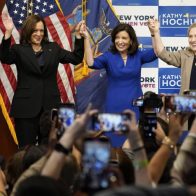 Hillary Clinton y Harris hacen campaña por la gobernadora de Nueva York
