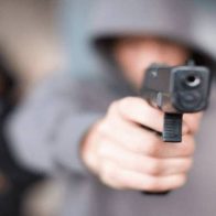 Asaltan un coronel retirado de la Policía frente a su casa